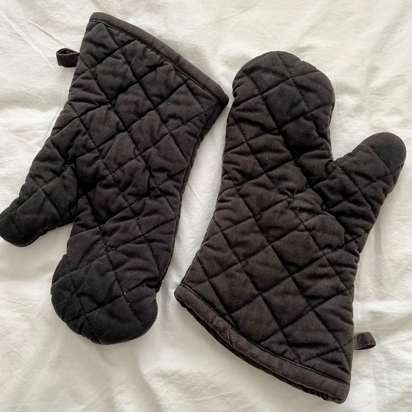 Sur La Table Butcher Quilted Oven Mitts - Picture 3 of 3